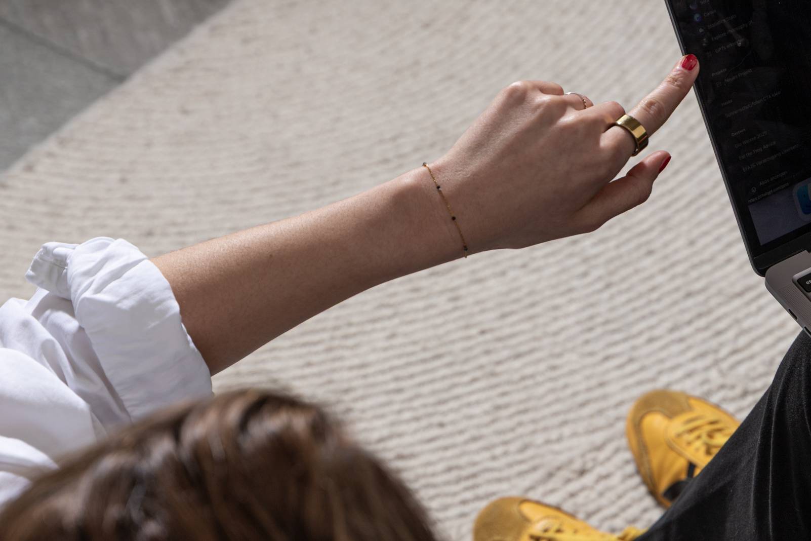 Performance Marketerin in der Optimierung ihrer Black Friday Kampagnen