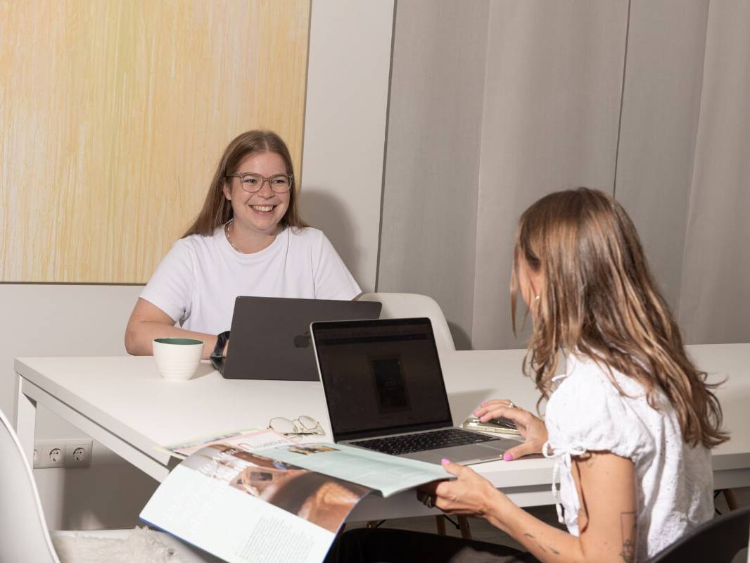 2 weibliche oha! digital die sich zur Gewährleistungspflicht von eCommerce Shops austauschen
