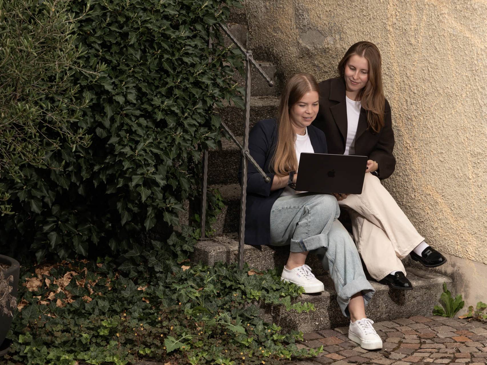 2 weibliche oha! digital Agentur Mitarbeiterinnen, die sich zur EmpCo Richtlinie und deren Auswirkung auf Social Media informieren
