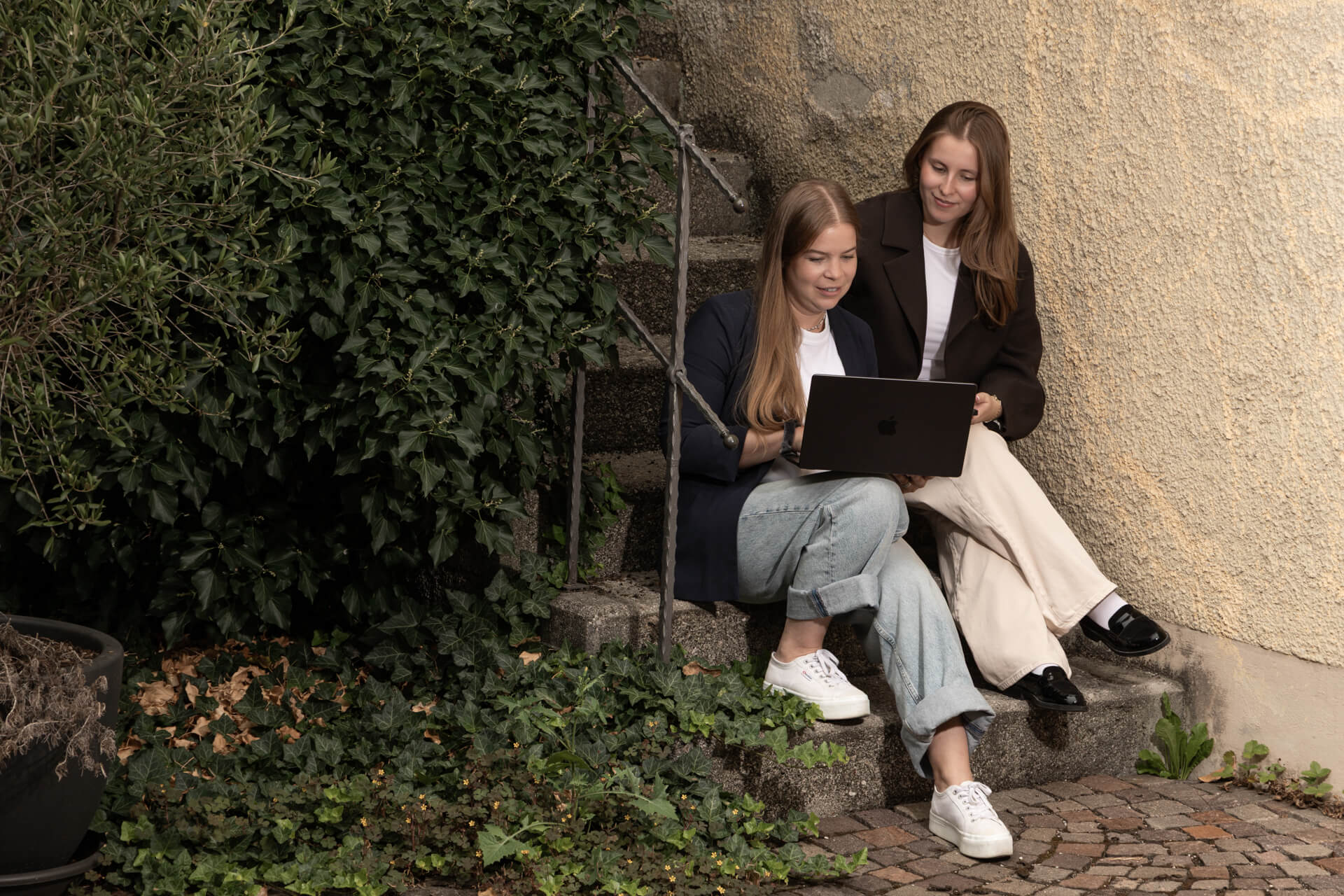 2 weibliche oha! digital Agentur Mitarbeiterinnen, die sich zur EmpCo Richtlinie und deren Auswirkung auf Social Media informieren