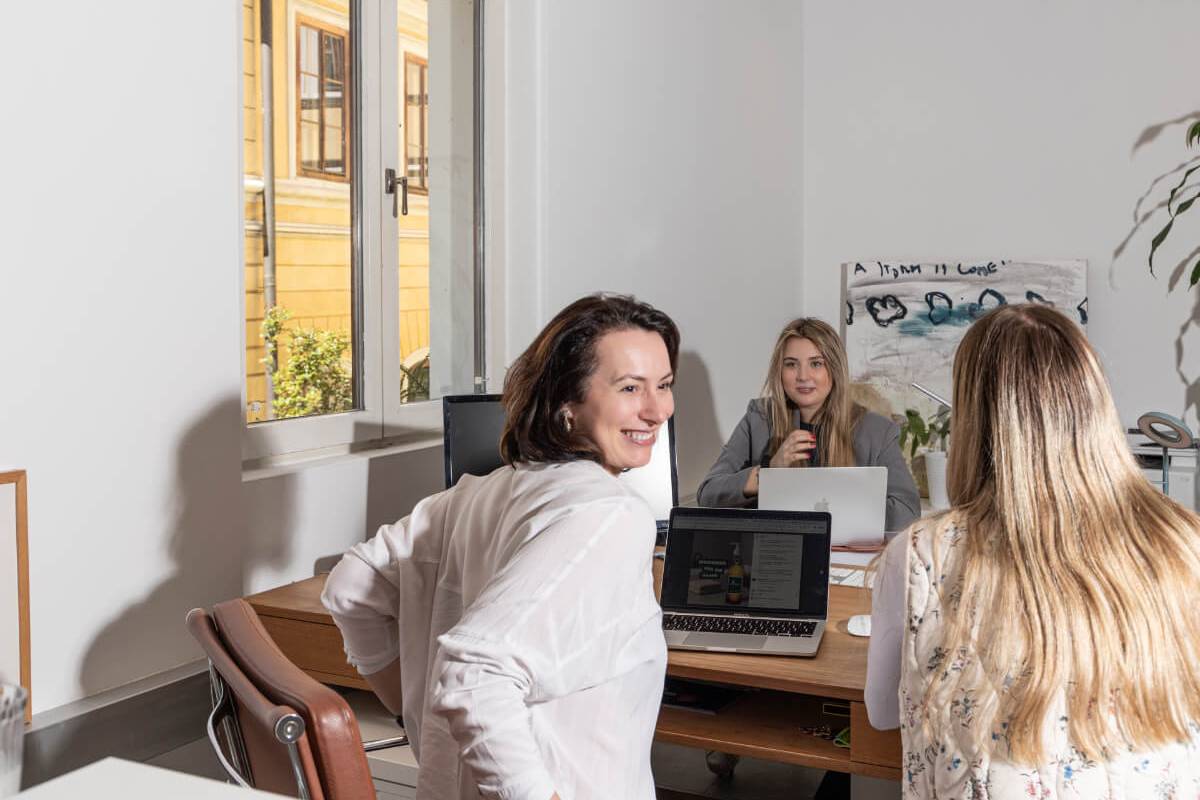 oha! digital Agentur Mitarbeiterinnen, die sich zum Thema Meta Muse in Österreich austauschen