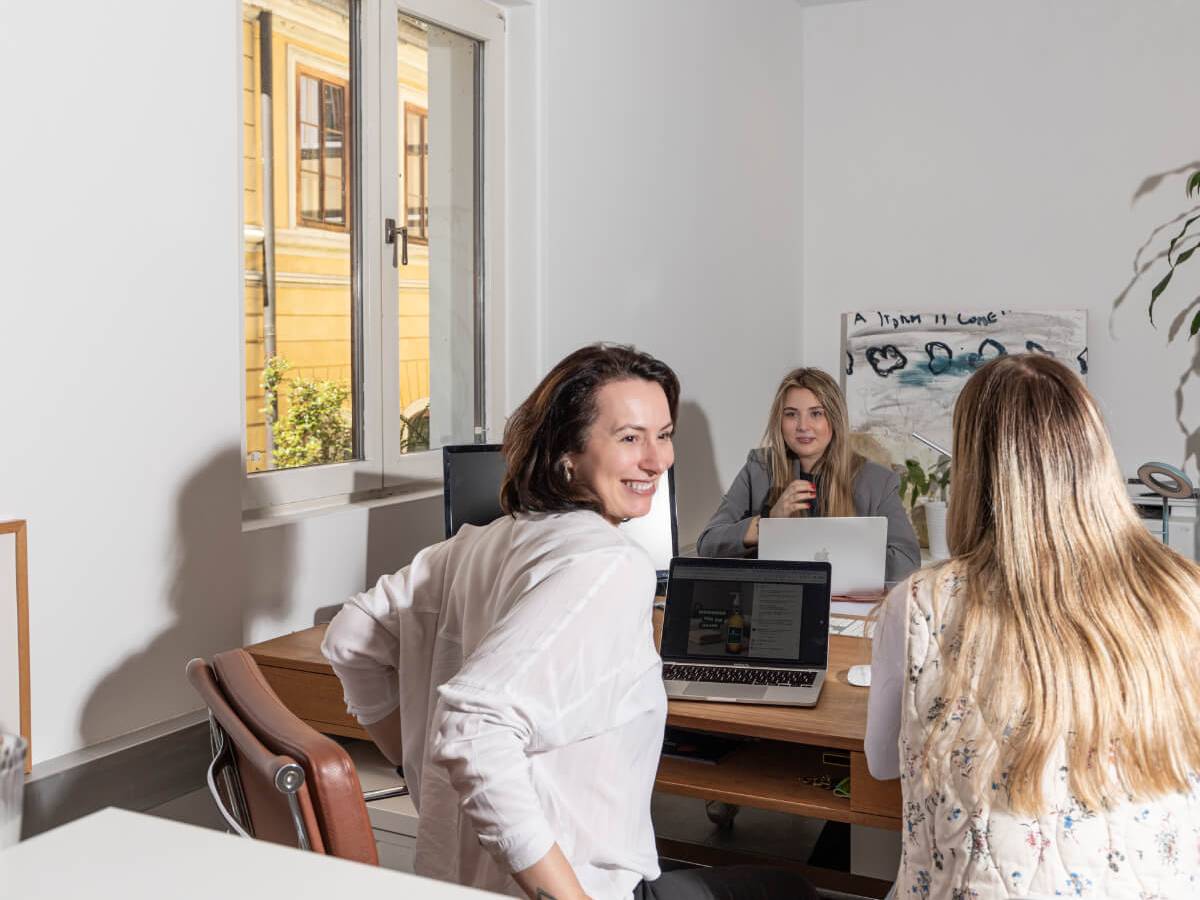 oha! digital Agentur Mitarbeiterinnen, die sich zum Thema Meta Muse in Österreich austauschen